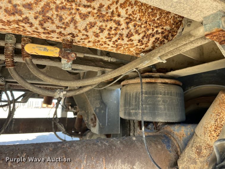 image for item LD9335 2012 Hensley ATLW-36-32-8  feed delivery trailer