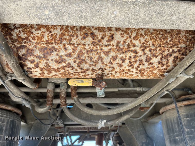 image for item LD9335 2012 Hensley ATLW-36-32-8  feed delivery trailer