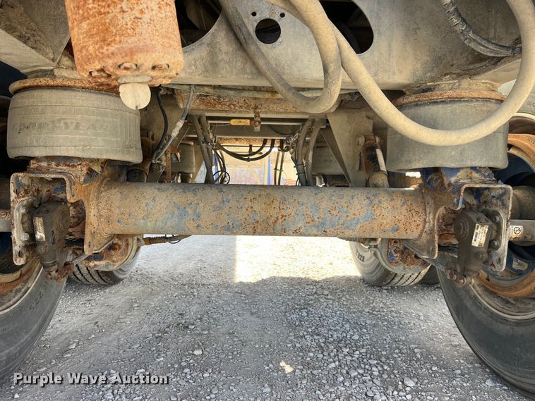 image for item LD9335 2012 Hensley ATLW-36-32-8  feed delivery trailer