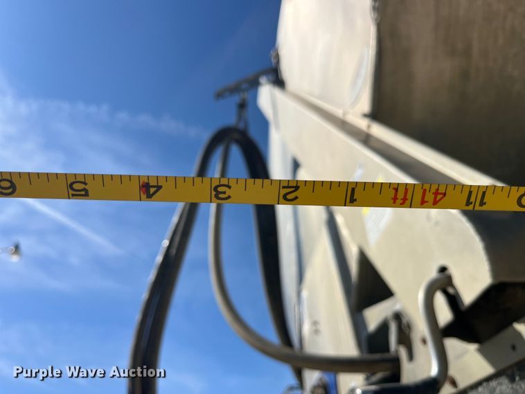 image for item LD9335 2012 Hensley ATLW-36-32-8  feed delivery trailer