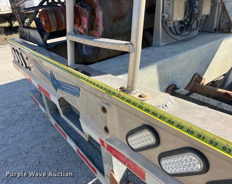 image for item LD9335 2012 Hensley ATLW-36-32-8  feed delivery trailer