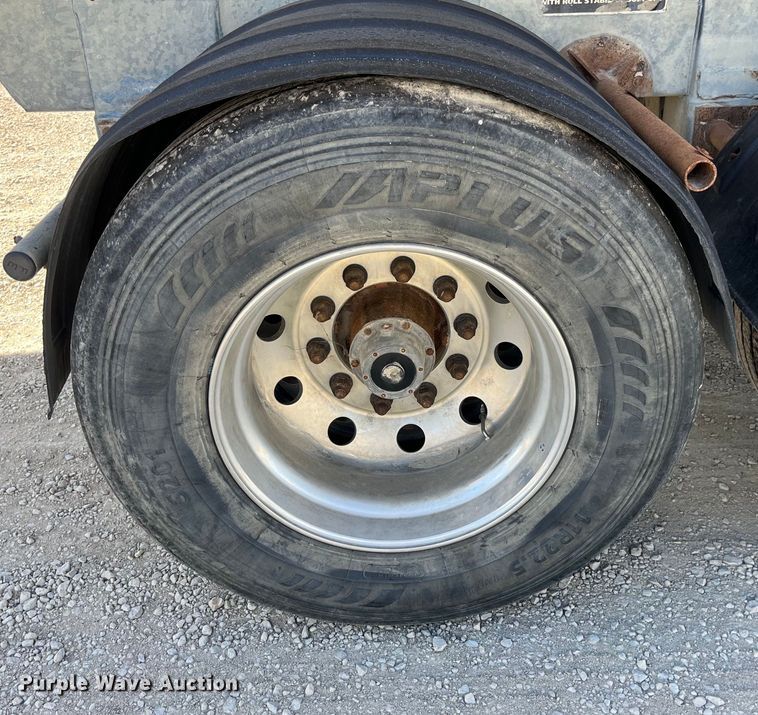 image for item LD9335 2012 Hensley ATLW-36-32-8  feed delivery trailer