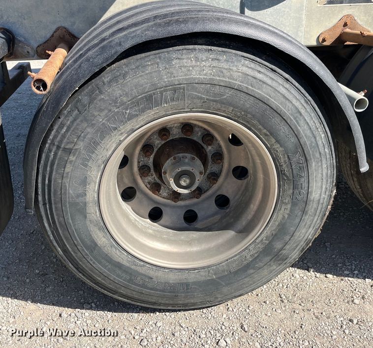 image for item LD9335 2012 Hensley ATLW-36-32-8  feed delivery trailer