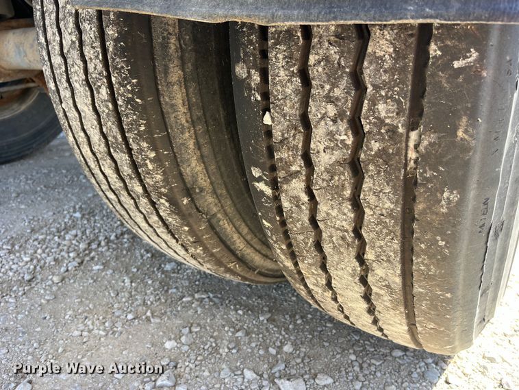 image for item LD9335 2012 Hensley ATLW-36-32-8  feed delivery trailer