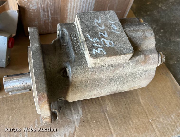 image for item LD9337 2012 Hensley  ATLW-36-32-8  pneumatic feed reclaimer trailer