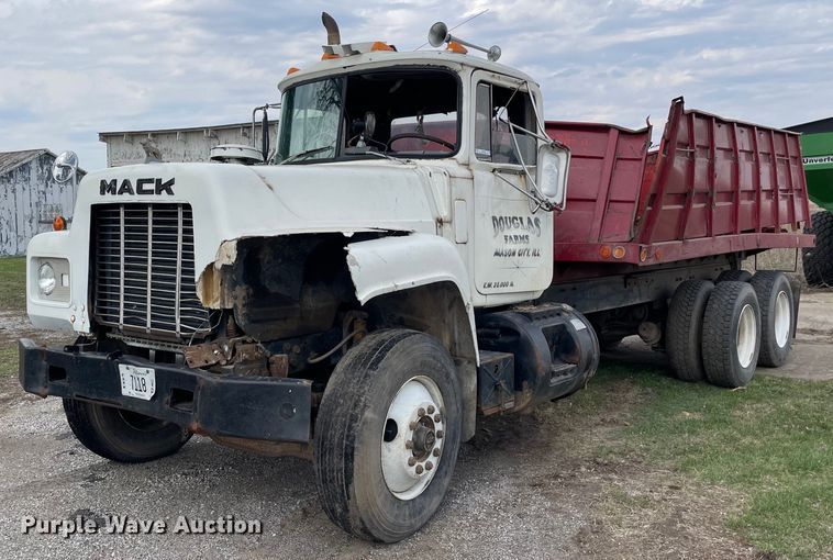 image for item LW9018 1989 Mack  RD690S grain truck