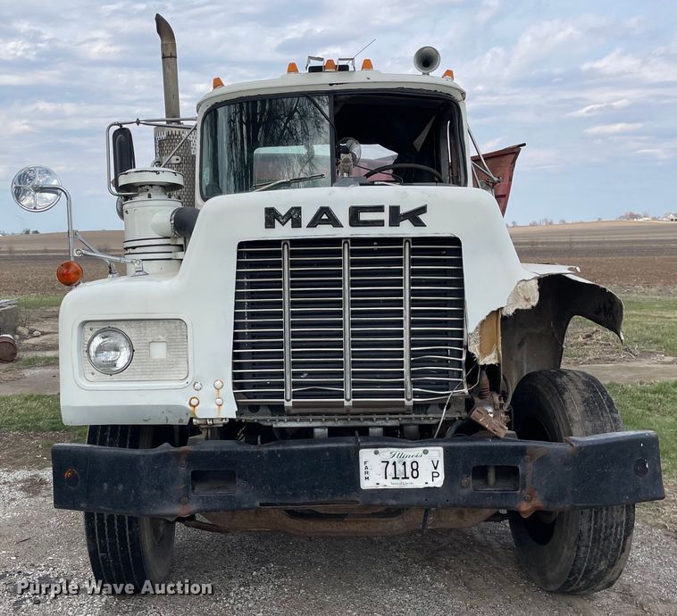 image for item LW9018 1989 Mack  RD690S grain truck