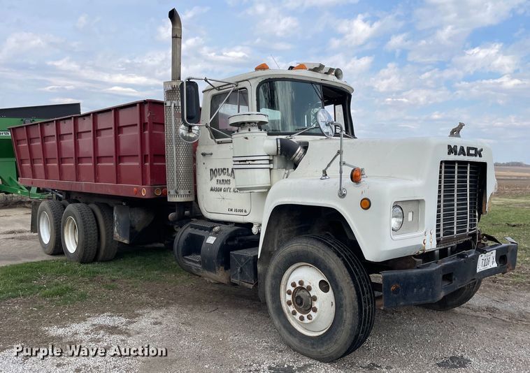 image for item LW9018 1989 Mack  RD690S grain truck