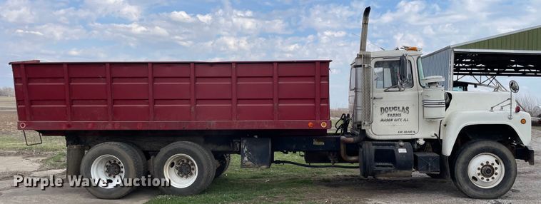 image for item LW9018 1989 Mack  RD690S grain truck