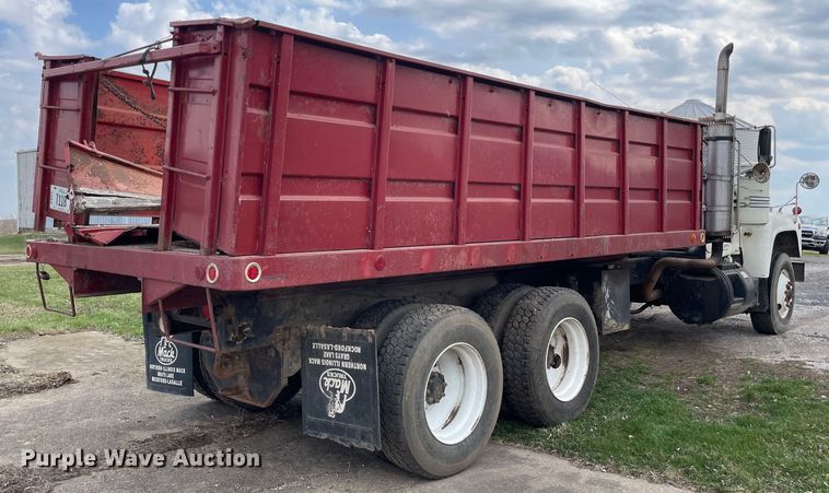 image for item LW9018 1989 Mack  RD690S grain truck
