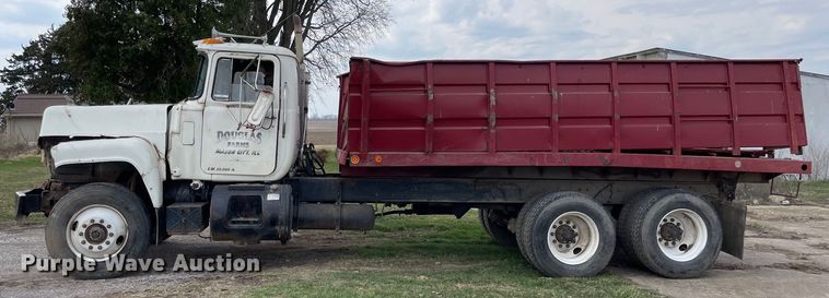 image for item LW9018 1989 Mack  RD690S grain truck