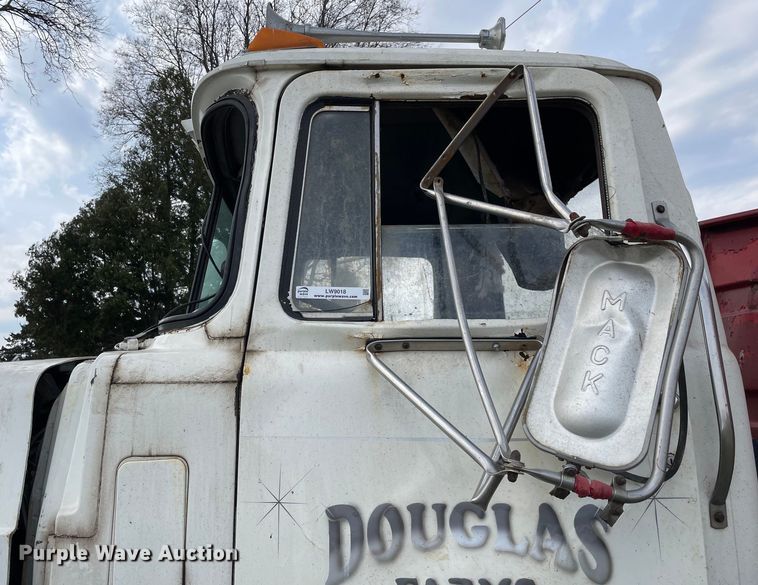 image for item LW9018 1989 Mack  RD690S grain truck