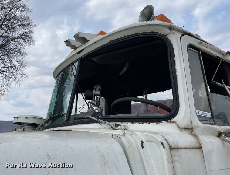 image for item LW9018 1989 Mack  RD690S grain truck