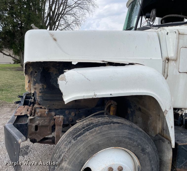 image for item LW9018 1989 Mack  RD690S grain truck