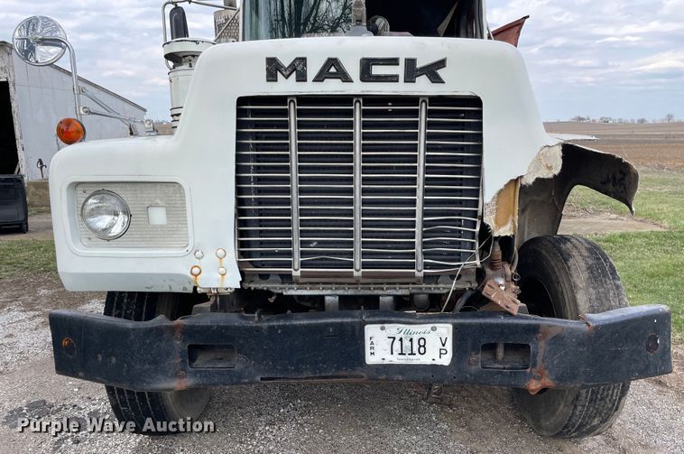 image for item LW9018 1989 Mack  RD690S grain truck