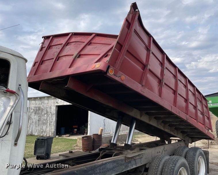 image for item LW9018 1989 Mack  RD690S grain truck