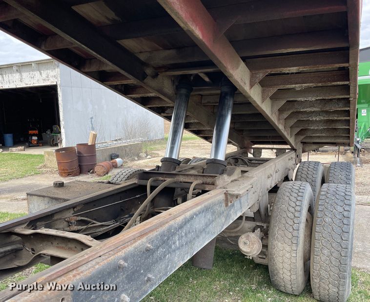 image for item LW9018 1989 Mack  RD690S grain truck