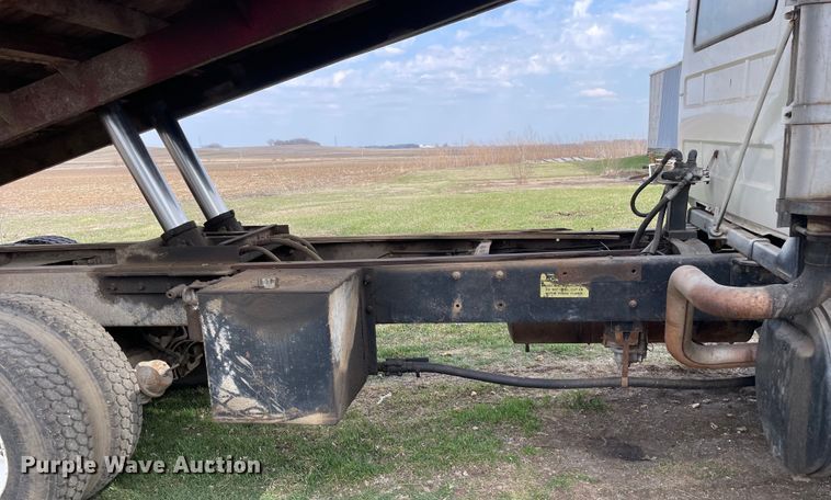 image for item LW9018 1989 Mack  RD690S grain truck