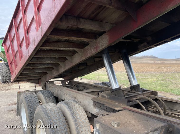 image for item LW9018 1989 Mack  RD690S grain truck