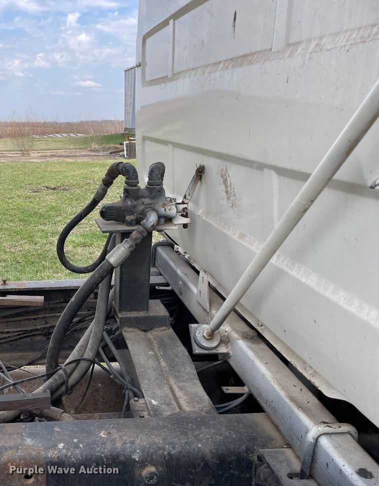 image for item LW9018 1989 Mack  RD690S grain truck