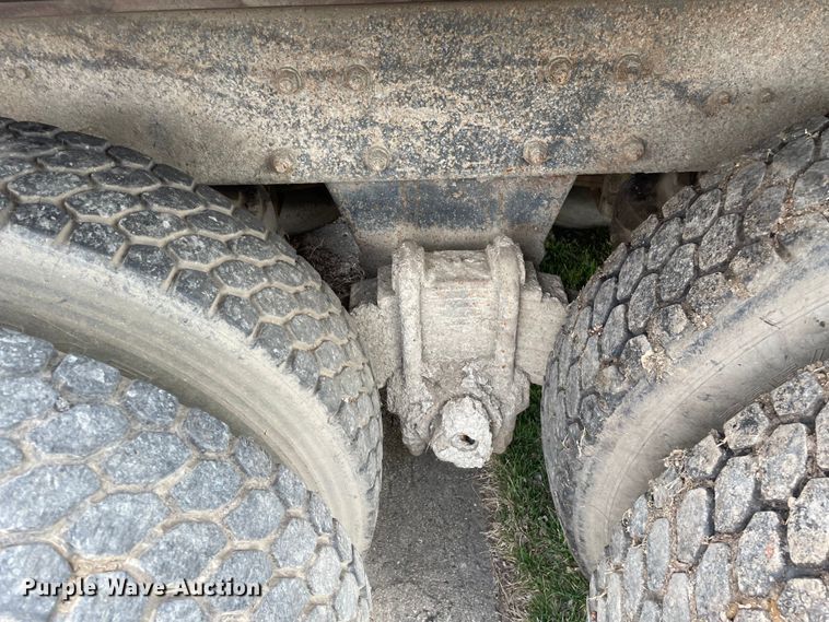 image for item LW9018 1989 Mack  RD690S grain truck