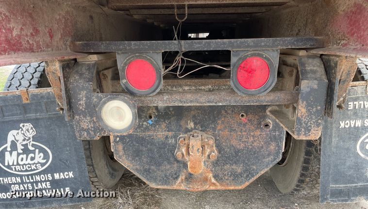 image for item LW9018 1989 Mack  RD690S grain truck