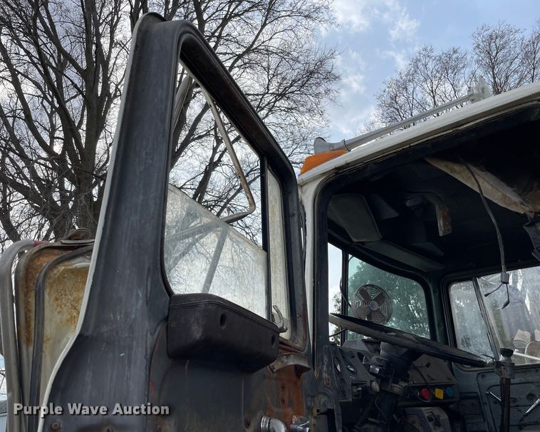 image for item LW9018 1989 Mack  RD690S grain truck