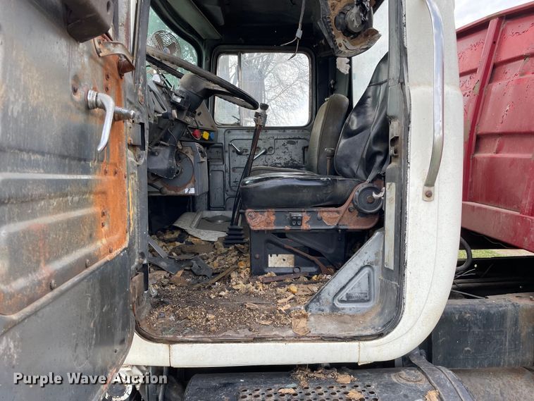 image for item LW9018 1989 Mack  RD690S grain truck