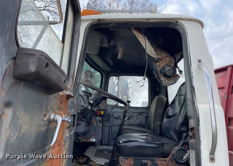 image for item LW9018 1989 Mack  RD690S grain truck