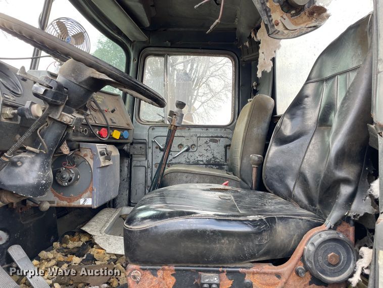 image for item LW9018 1989 Mack  RD690S grain truck
