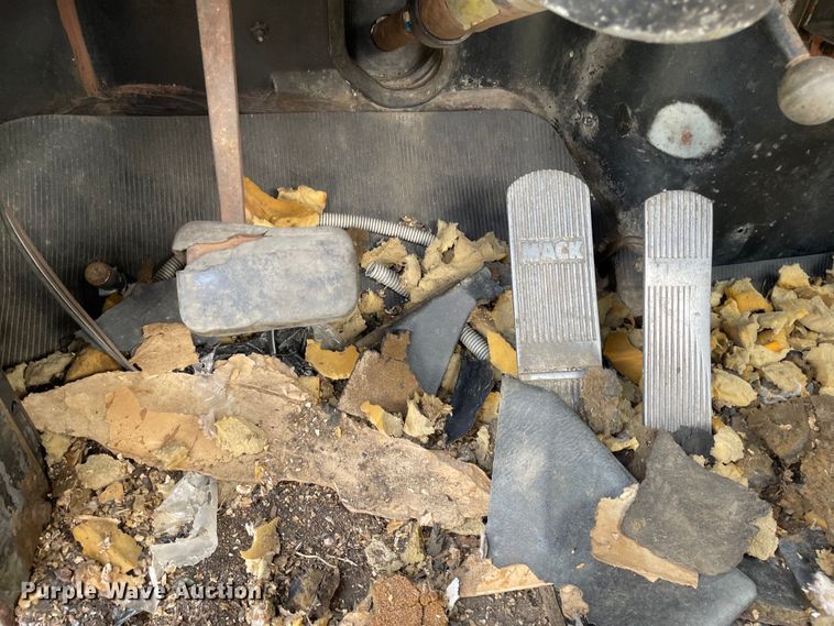 image for item LW9018 1989 Mack  RD690S grain truck