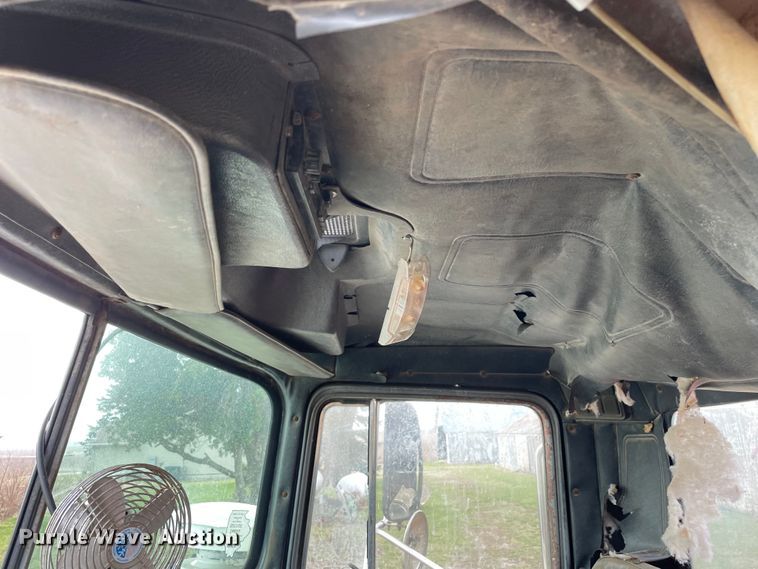 image for item LW9018 1989 Mack  RD690S grain truck