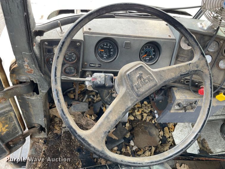 image for item LW9018 1989 Mack  RD690S grain truck