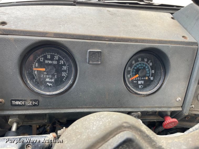 image for item LW9018 1989 Mack  RD690S grain truck