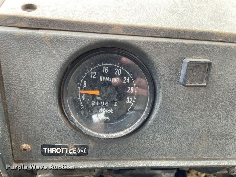 image for item LW9018 1989 Mack  RD690S grain truck