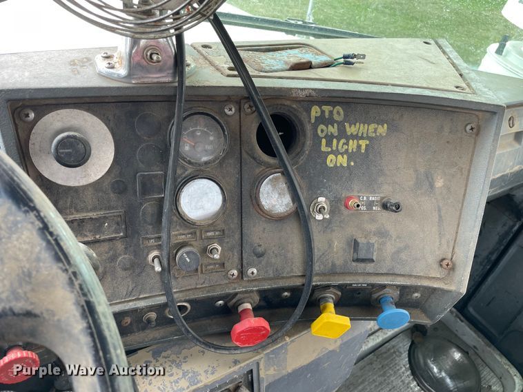 image for item LW9018 1989 Mack  RD690S grain truck