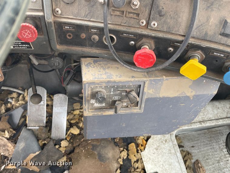 image for item LW9018 1989 Mack  RD690S grain truck