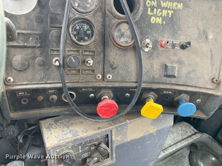 image for item LW9018 1989 Mack  RD690S grain truck