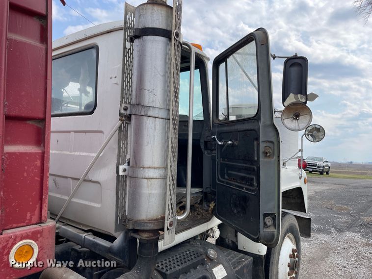 image for item LW9018 1989 Mack  RD690S grain truck