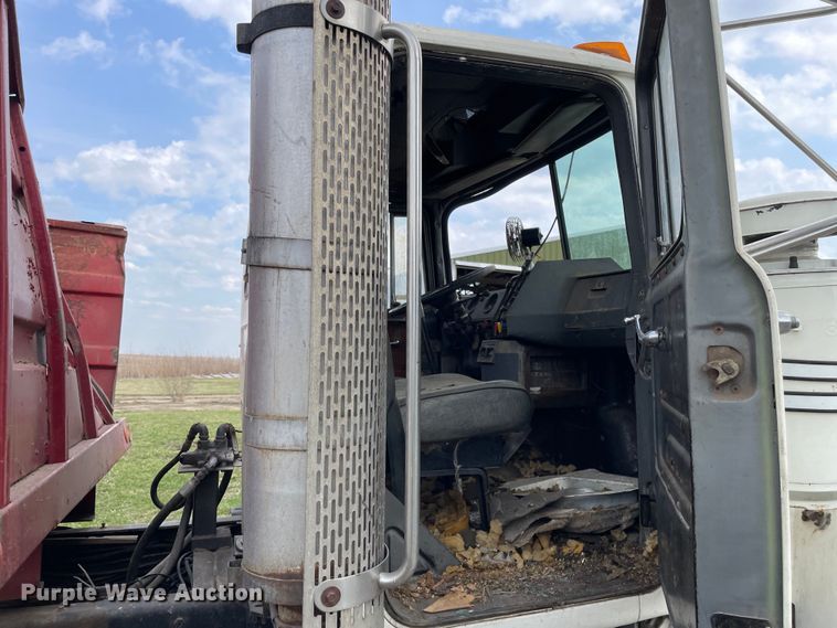 image for item LW9018 1989 Mack  RD690S grain truck