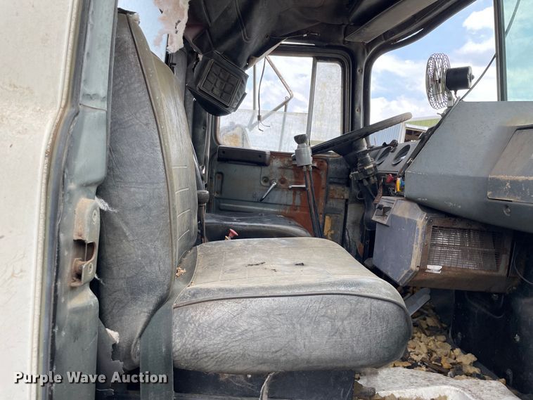 image for item LW9018 1989 Mack  RD690S grain truck