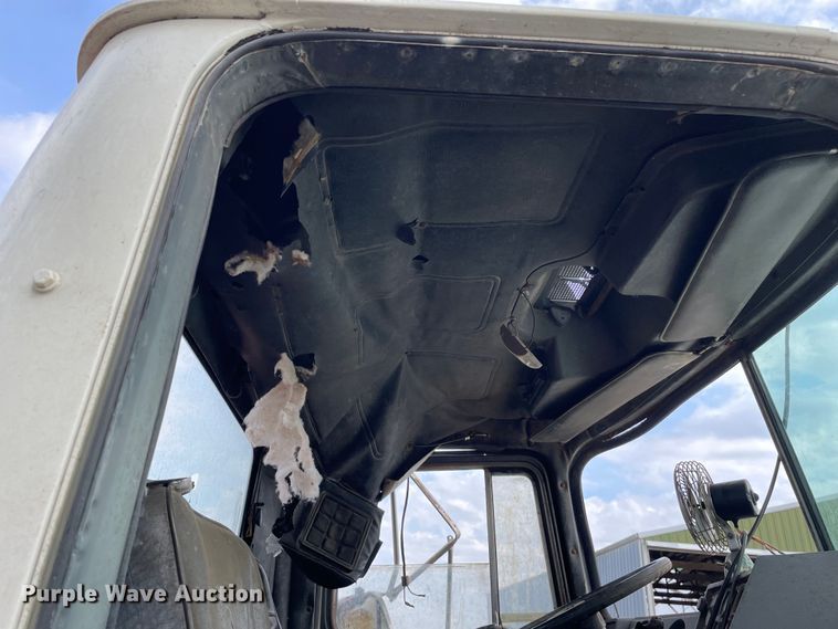 image for item LW9018 1989 Mack  RD690S grain truck