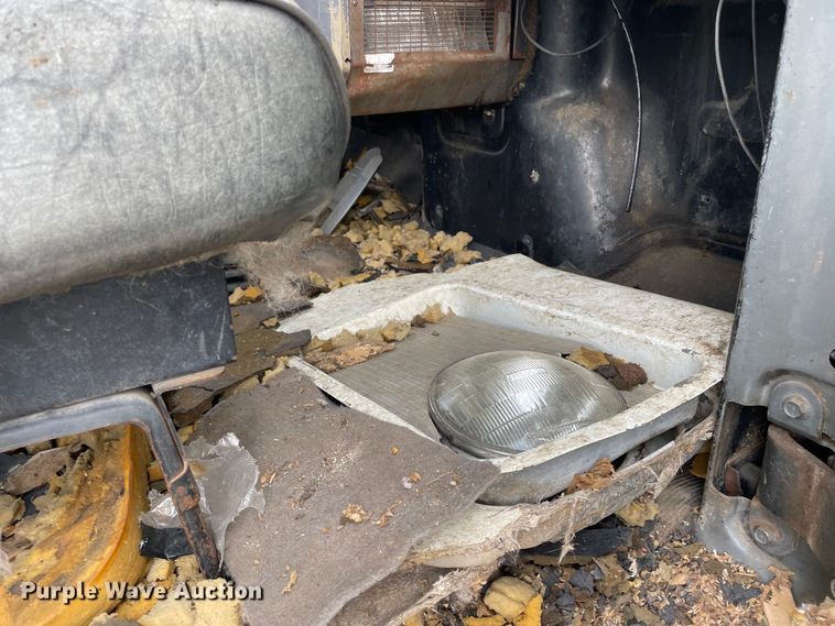 image for item LW9018 1989 Mack  RD690S grain truck