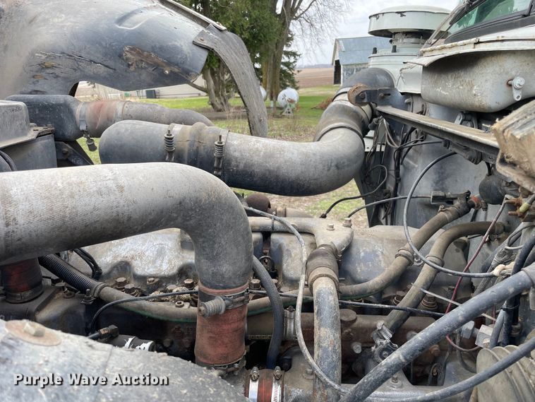 image for item LW9018 1989 Mack  RD690S grain truck