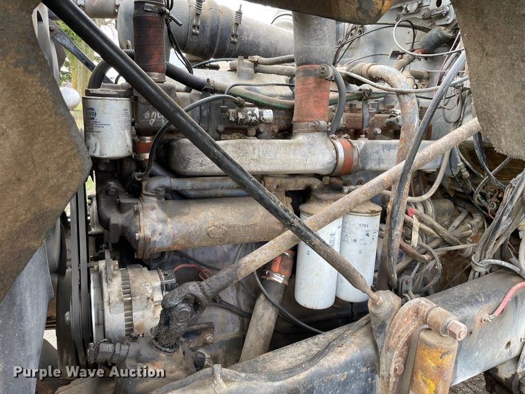 image for item LW9018 1989 Mack  RD690S grain truck