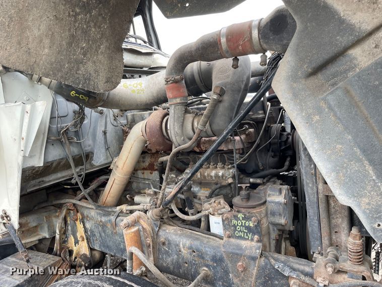 image for item LW9018 1989 Mack  RD690S grain truck