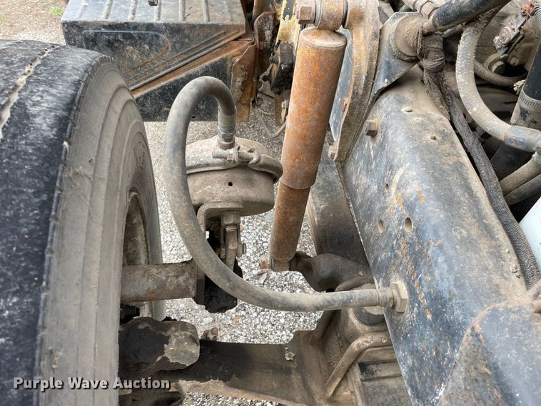 image for item LW9018 1989 Mack  RD690S grain truck