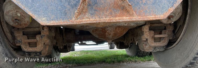 image for item LW9018 1989 Mack  RD690S grain truck