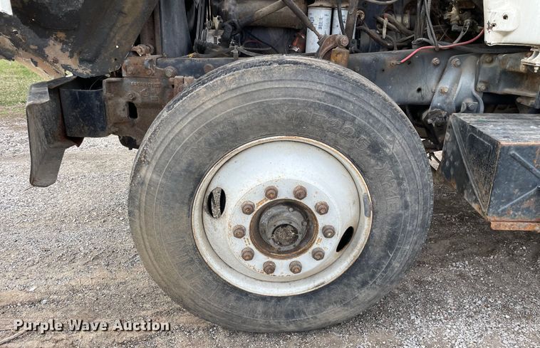 image for item LW9018 1989 Mack  RD690S grain truck