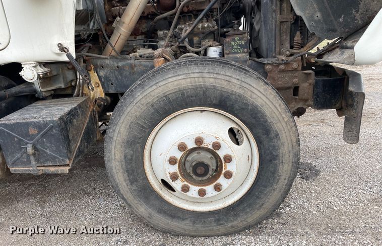 image for item LW9018 1989 Mack  RD690S grain truck